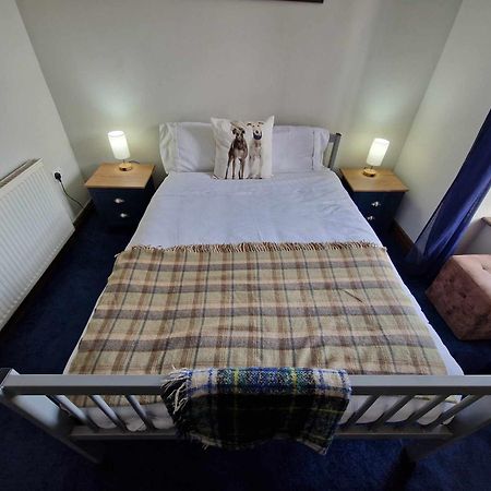 Y Castell Budget Accommodation Пълхели Стая снимка